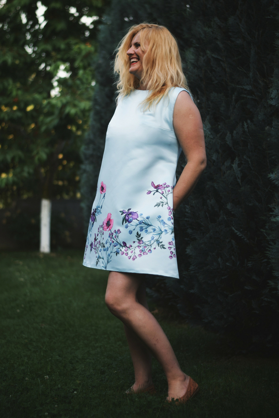 Rochie albastra de zi cu imprimeu floral | Sinestezic | #SinestezicQueens | Carmen Maghiari